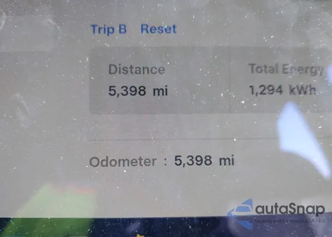 2025 Tesla Model Y Long Range Dual Motor Rear-Wheel Drive z USA, uszkodzony, nr VIN 7SAYGDED2SF255080